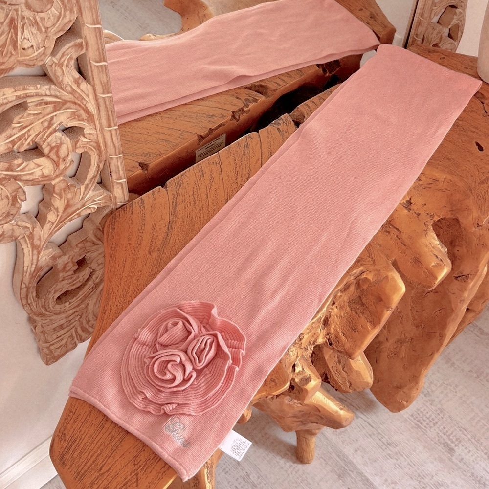 NWOT GUESS 100% COTTON KNIT SCARF WITH EMBROIDERED FLORAL DETAIL 🩷